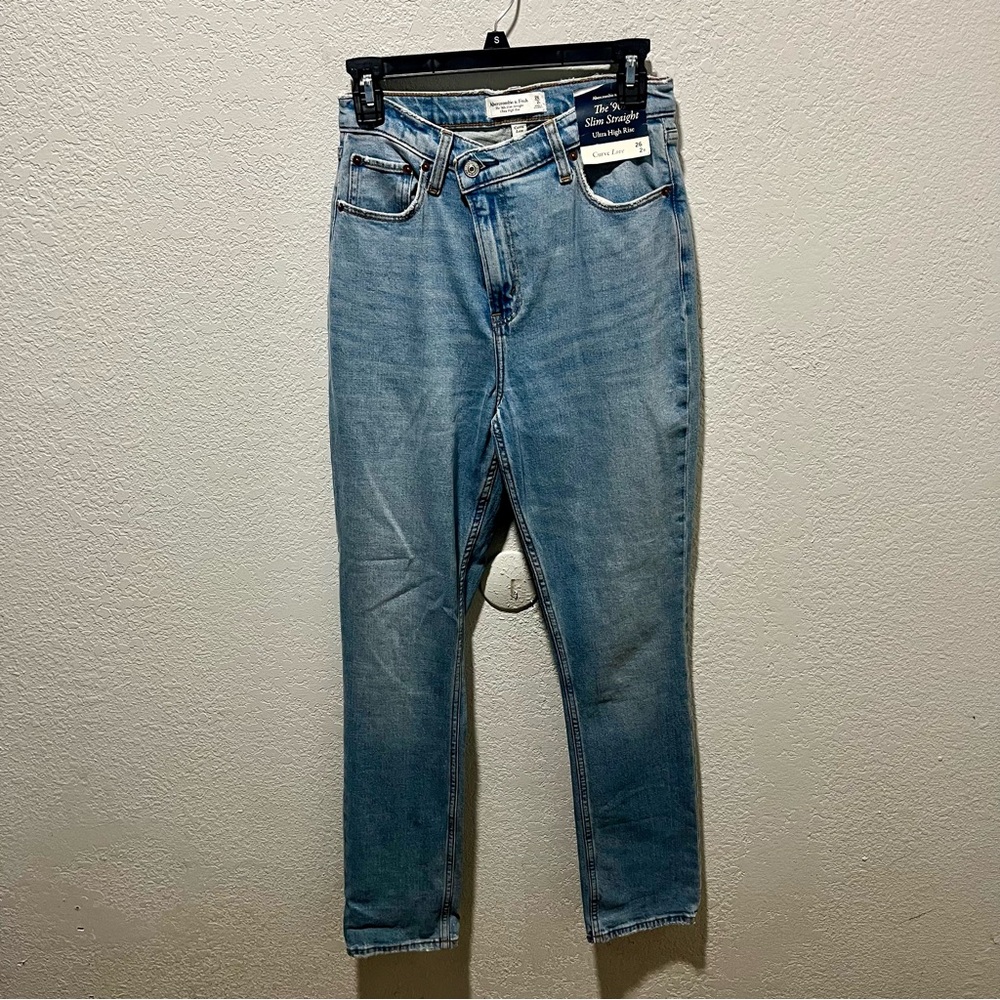 Abercrombie & Fitch NWT The 90’s Slim Straight High Rise Medium Fray Hem Jeans - Picture 2 of 15